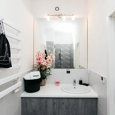 Maya's Flats & 69 - 3 In G Apartamento *